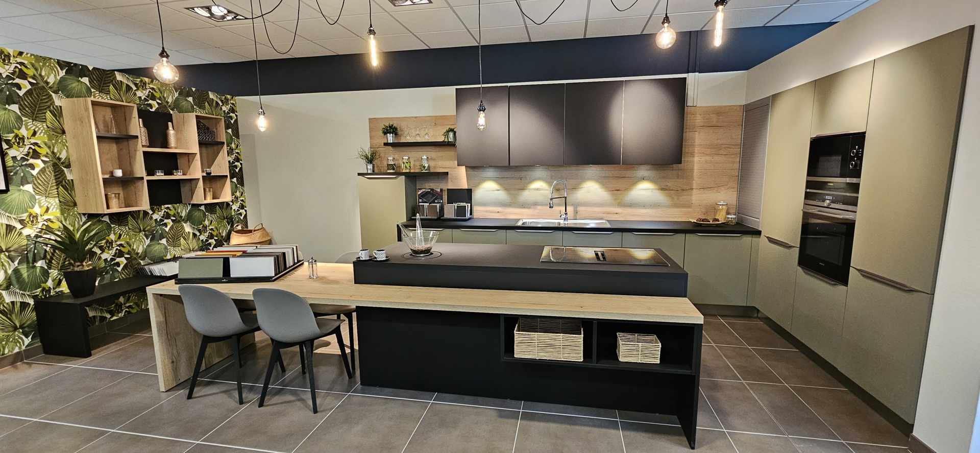 Cuisine sur-mesure avec un îlot central et des équipements encastrés à Caen